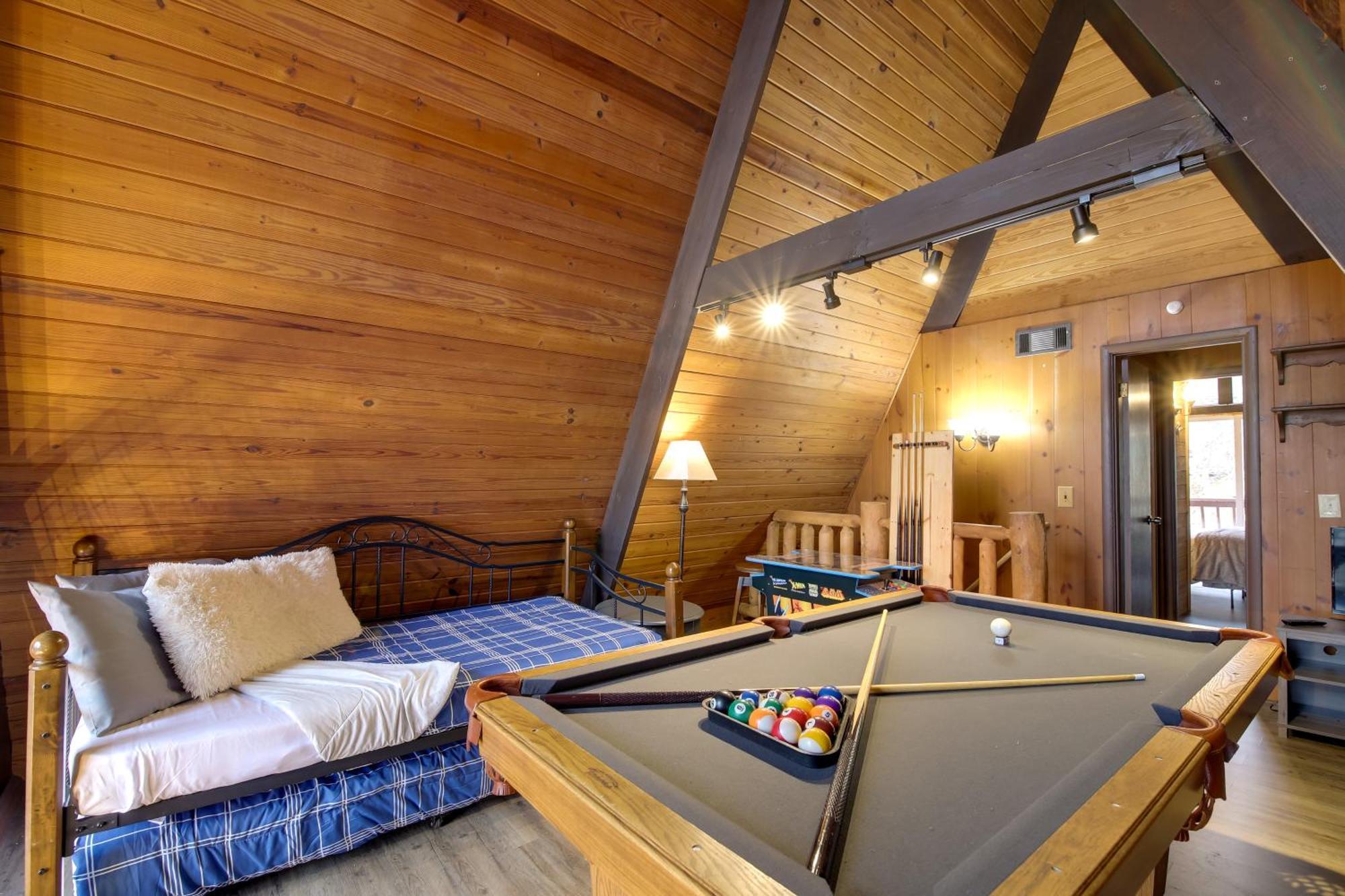 Gatlinburg A-Frame Home With Hot Tub Near Parkway Kültér fotó